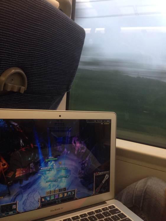 小伙火车上卖热点玩LOL,一天赚1000
